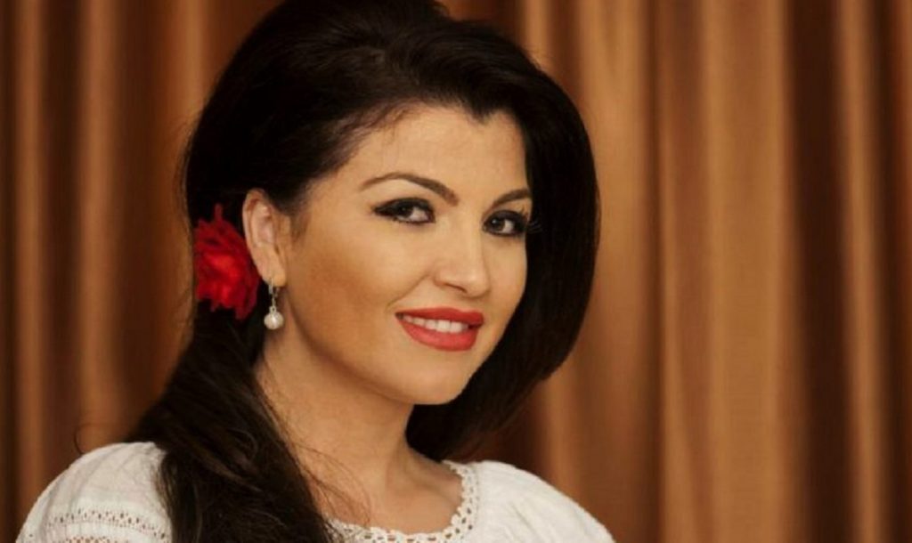 Solista cu chip de păpușă care a ajuns să trăiască din banii părinților. Totul s-a petrecut după divorț (Exclusiv)