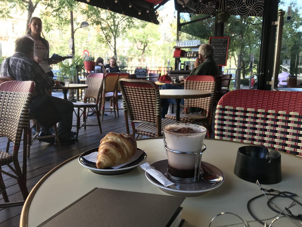 Terasele din Franta nu mai accepta clienti fara permis sanitar