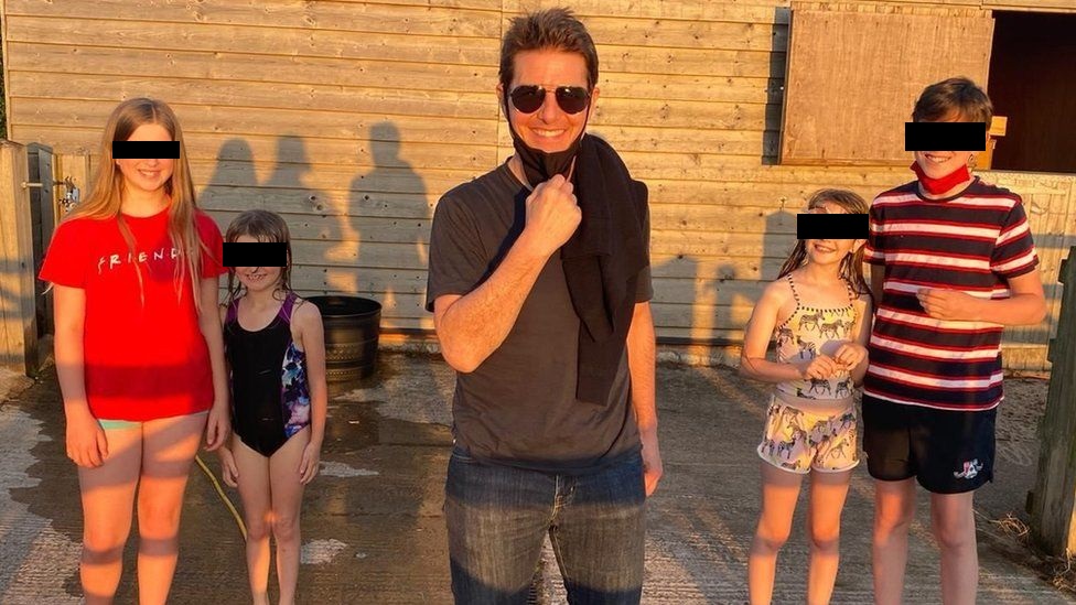 Tom Cruise, nevoit sa aterizeze cu elicopterul in curtea unei britanice. Cum a rasplatit-o actorul