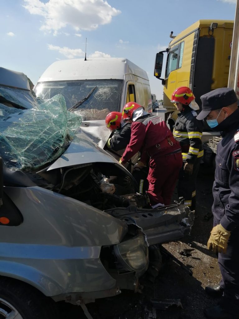 Accident grav pe DN1B. 10 persoane implicate, dintre care cinci au fost transportate la spital