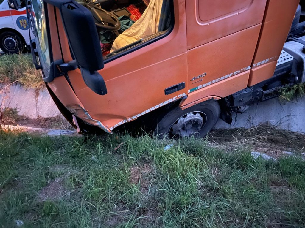 Accident rutier cumplit în Caransebeș, soldat cu rănirea a 7 persoane și decesul unei fete de 12 ani