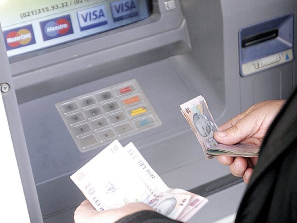 Câți bani poți să scoți, de fapt, de la bancomat. Există o sumă limită pe zi, în funcție de bancă
