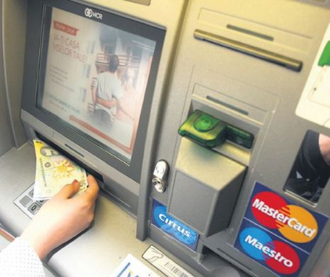 Cati bani poti sa scoti, de fapt, de la bancomat