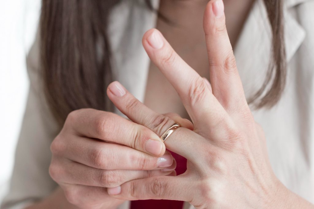 Cinci metode eficiente prin care poți scoate verigheta sau inelul de logodnă de pe deget