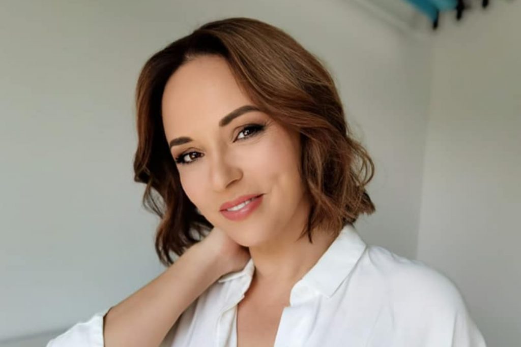 Cum a ajuns Andreea Marin să împingă maşina într-o intersecţie mare din Bucureşti. „Moldoveancă la volan”