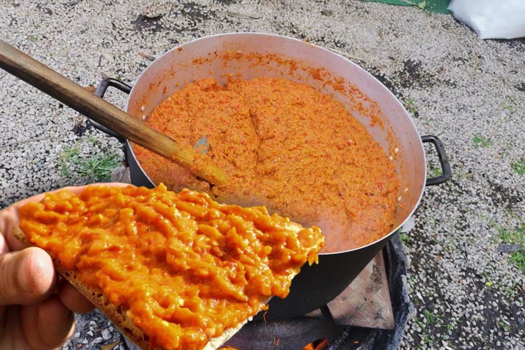 Cum prepari cea mai bună zacuscă moldovenească cu vinete. Nu dai greş cu reţeta asta