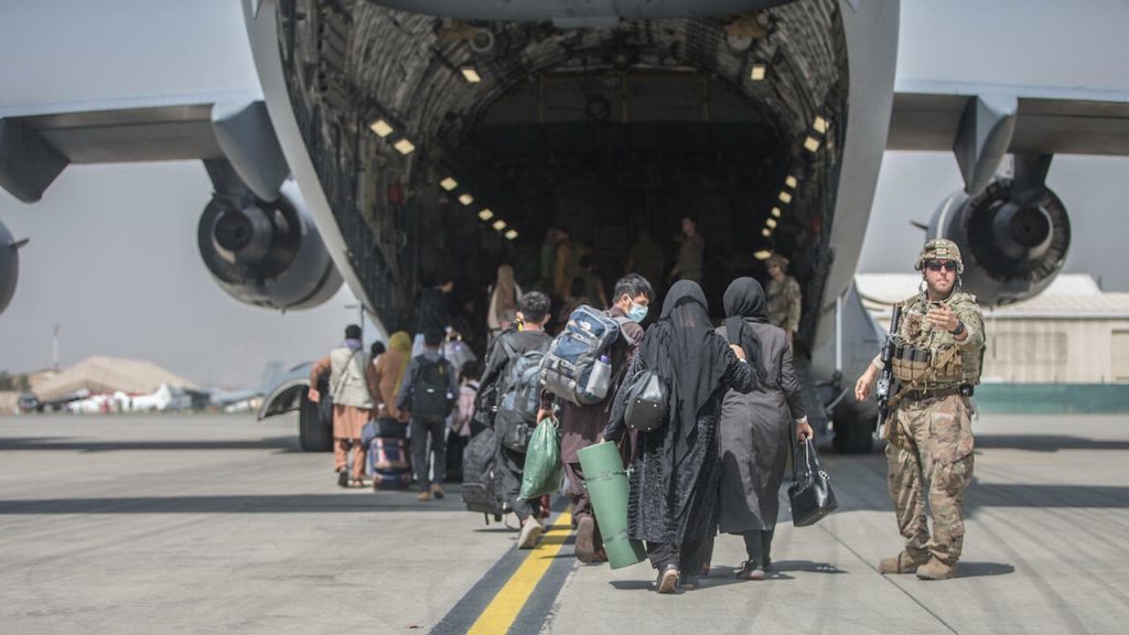 Alți 80 de afgani vor ajunge în România. Unde au fost evacuați pentru moment