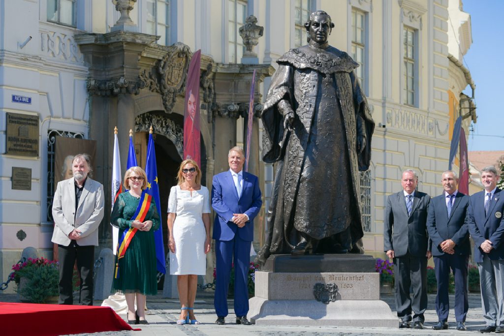 Gestul făcut de Carmen Iohannis la dezvelirea statuii baronului Brukenthal din Sibiu faţă de preşedinte. Momentul a fost pozat imediat