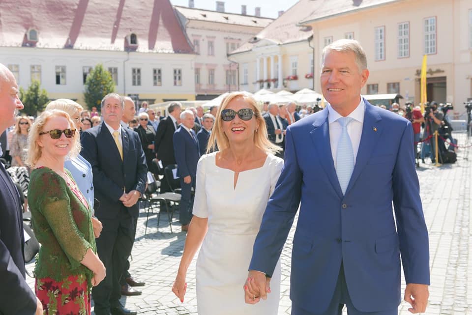 Care este gestul făcut de Carmen Iohannis față de președinte, la dezvelirea statuii baronului Brukenthal din Sibiu