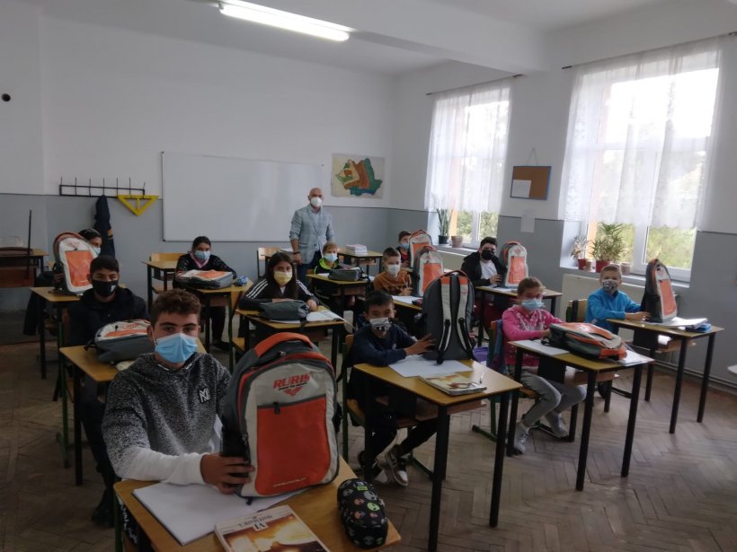 Ghiozdane complet echipate pentru 5.000 de elevi din toată țara