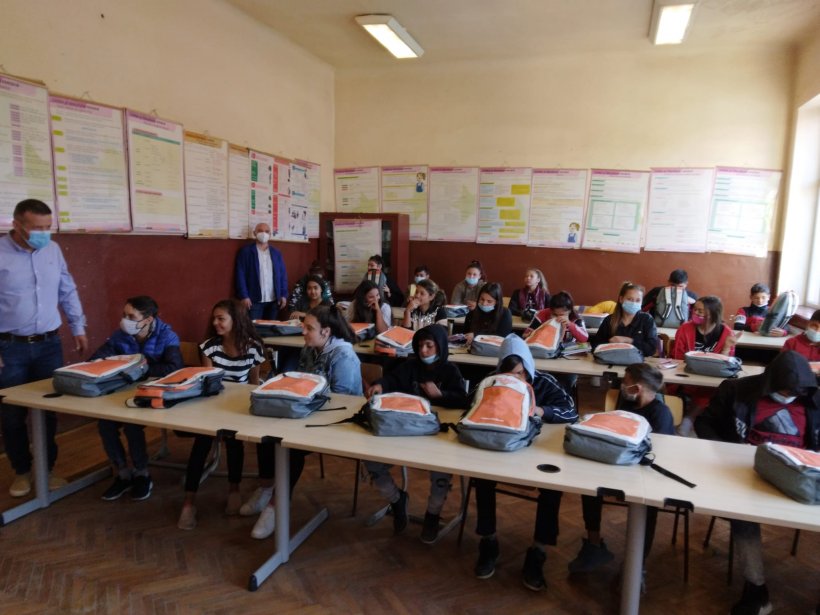 Ghiozdane complet echipate pentru 5.000 de elevi