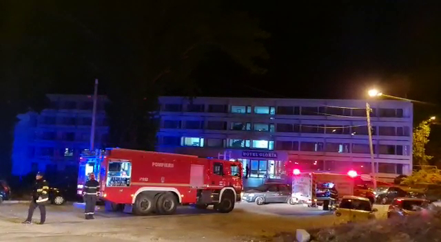 Incendiu în Eforie Sud. Turiștii, evacuați cu macaraua de pe acoperișul clădirii VIDEO