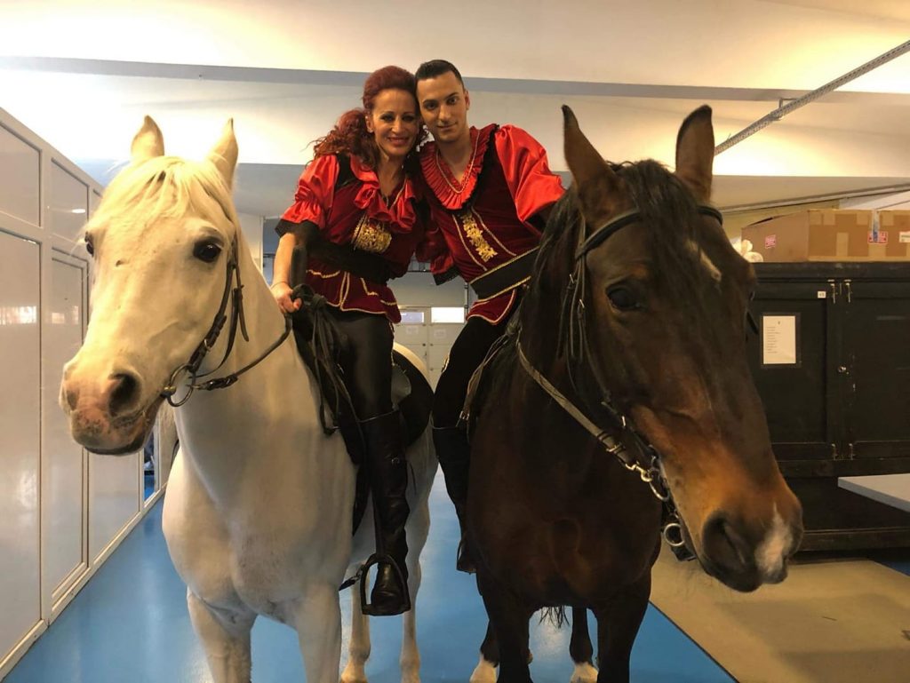 Logodnica îndoliată a acrobatului prăbușit de la 9 metri a revenit singură în arena Circului. Mesaj emoționant pentru Alex Erlich, la premieră:”Mă înclin, în fața ta, înger drag!”. Cum au reacționat spectatorii. EXCLUSIV