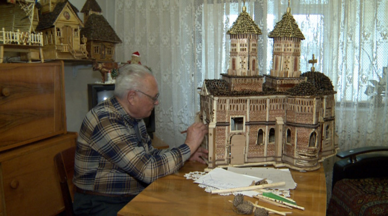Un ieșean de 93 de ani a realizat machetele unora dintre cele mai importante clădiri din țară din 3.000 de bețe de la înghețată: „Ce fac eu nu cred că mai face nimeni”