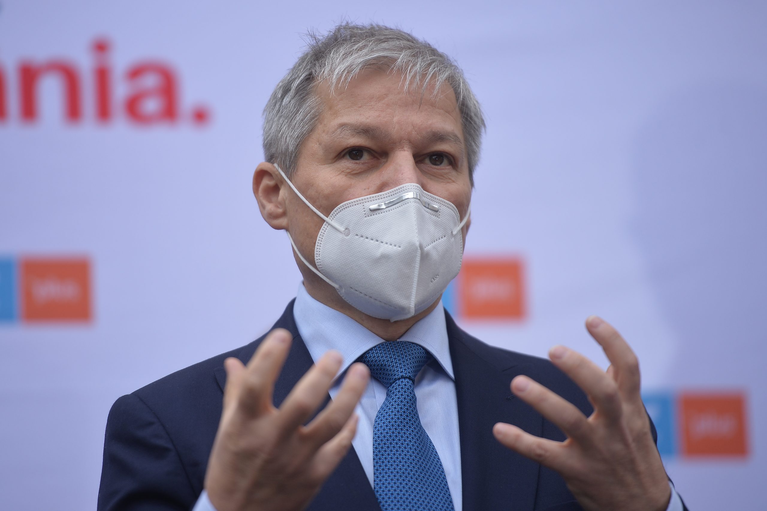 Lupta politică dintre Florin Cîțu și USR-PLUS nu pare să fie prea aproape de o înțelegere. În timp ce premierul a luat decizia de a-i destitui pe secretarii de stat ai alianței, liderul PLUS își prezintă scuzele față de colegii săi de partid, mesajul lui Dacian Cioloș fiind deopotrivă unul încurajator pentru cei dați afară de Cîțu. Politicianul a avut, de asemenea, cuvinte dure la adresa prim-ministrului, pe care îl acuză de abuz.