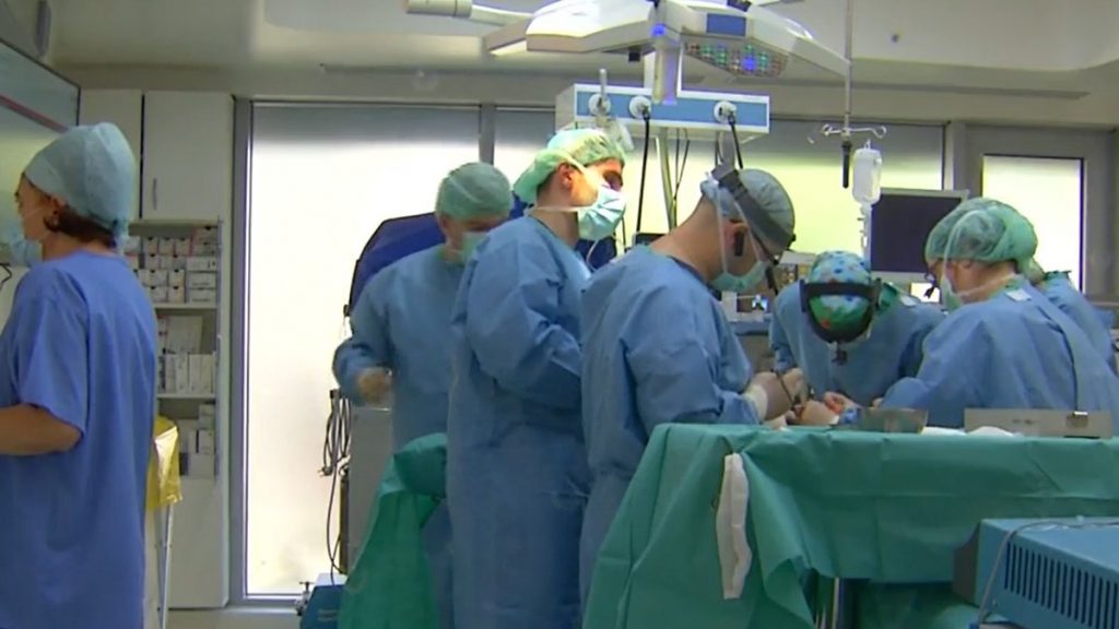 O femeie de 37 de ani, cu tumoră cerebrală de 5 cm, operată de urgență la Iași: „Am speranțe să mă duc să-mi văd copilul”