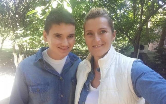 Povestea impresionantă de viață a româncei care i-a fost învăţătoare fiului său autist, iar în prezent îi este colegă de bancă