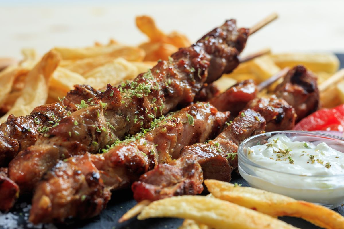Reteta originala de souvlaki de pui. Asa il faci ca la restaurant