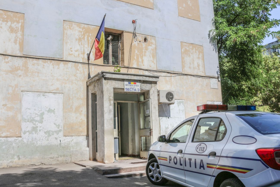 Tavanul Secţiei 3 de Poliţie din Bucureşti s-a prăbușit din senin. Clădirea era în proiect de modernizare