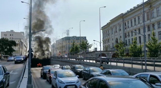 Panică în centrul Craiovei, după ce un autoturism a luat foc într-un pasaj subteran VIDEO