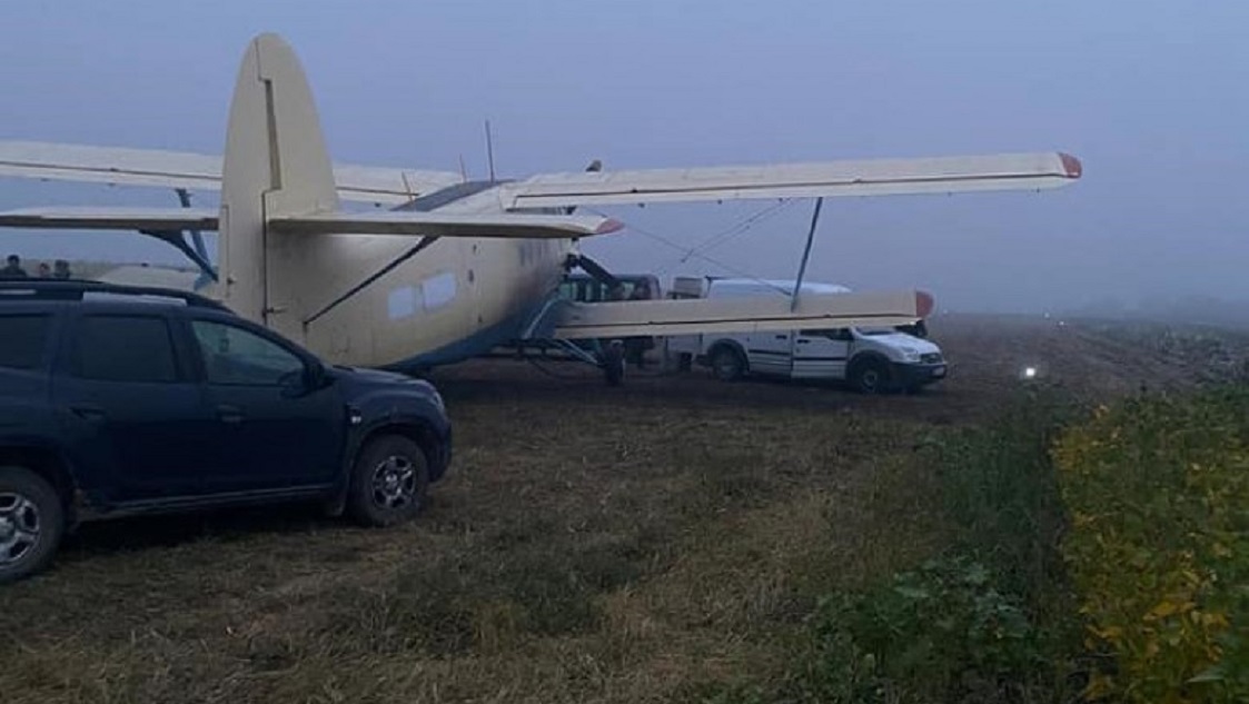 Un avion care tocmai ce descarcase tigari de contrabanda in Romania, capturat in Republica Moldova