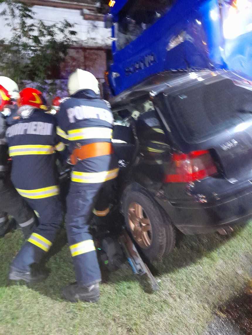 Accident cu patru morți pe o șosea din Caraș-Severin. O mașină și un TIR s-au ciocnit frontal