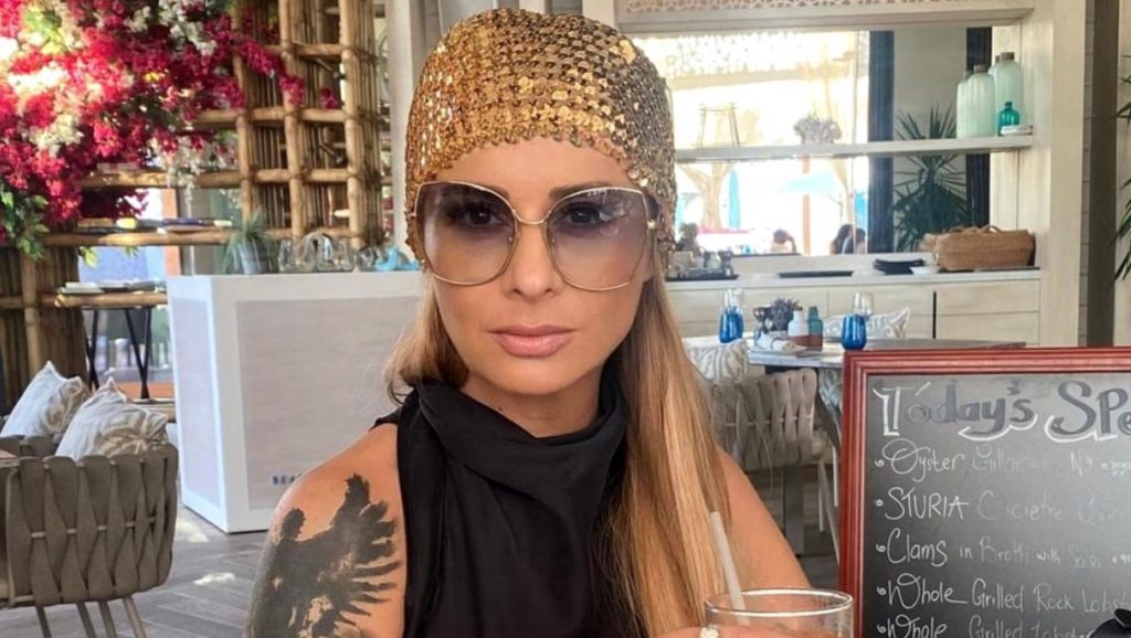 În plin divorţ, Anamaria Prodan a fost văzută în braţele unui alt bărbat. S-a lăsat cu „inimioare”