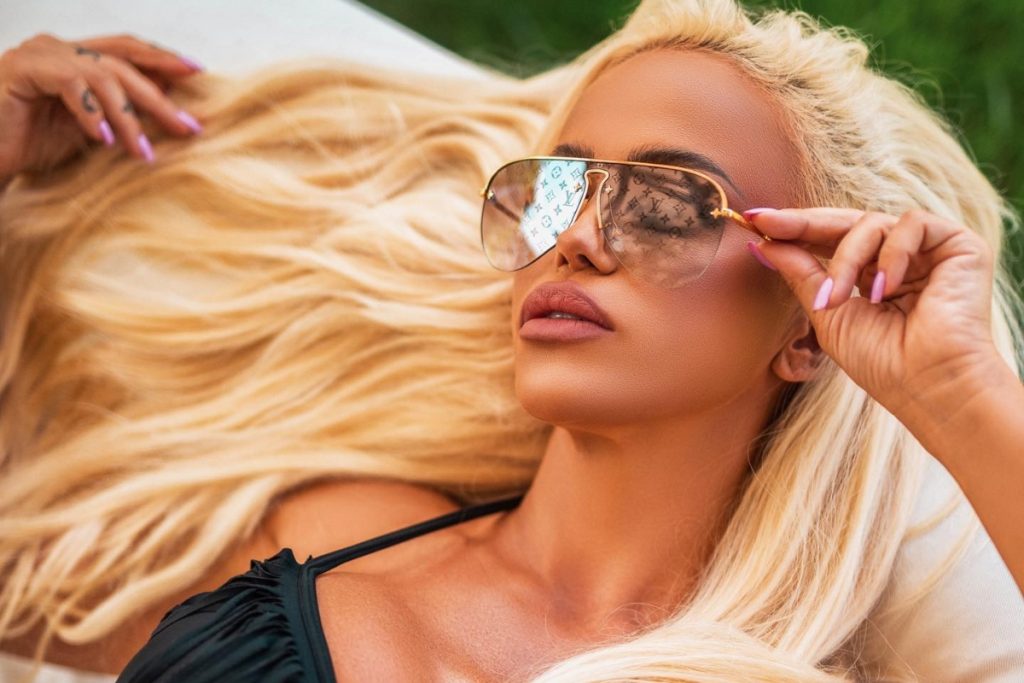 Anda Adam, apariţie indecentă în plină zi, la TV. Cum s-a îmbrăcat vedeta