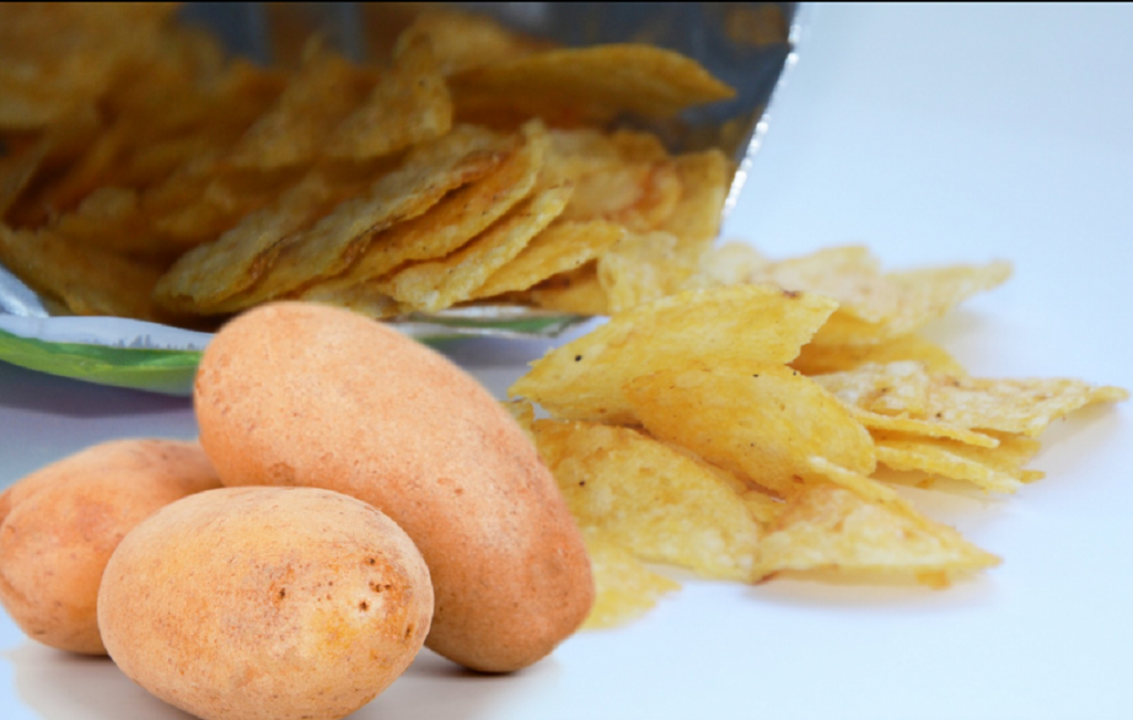 Ce se întâmplă cu bucăţile de cartofi care nu ajung în pungile de chipsuri din România. Puţini au habar