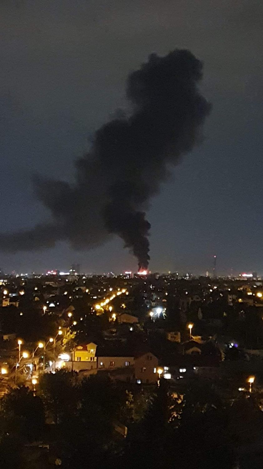 Incendiu puternic în București. Un bloc arde ca o torță. Robert Turcescu, martor: „Puteau să ardă ca șobolanii”