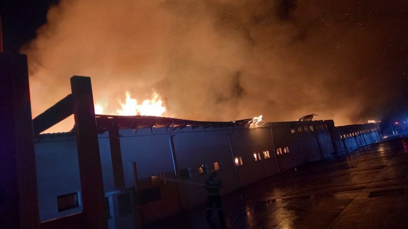 Incendiu puternic în Constanța. O fabrică de pâine, cuprinsă de flăcări uriașe. Pompierii intervin cu șapte autospeciale