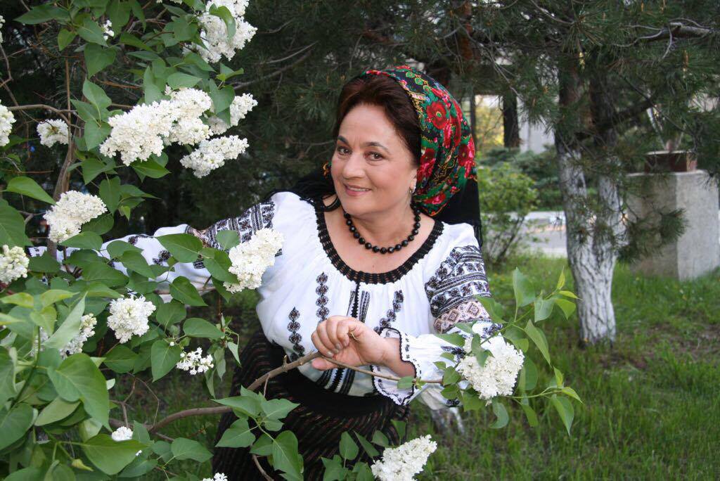 Laura Lavric ține la preț și în pandemie: ”Oi fi scumpă, dar cine mă vrea să deschidă punga!” Cât cere, la o nuntă, ca să ridice mesenii în picioare. EXCLUSIV