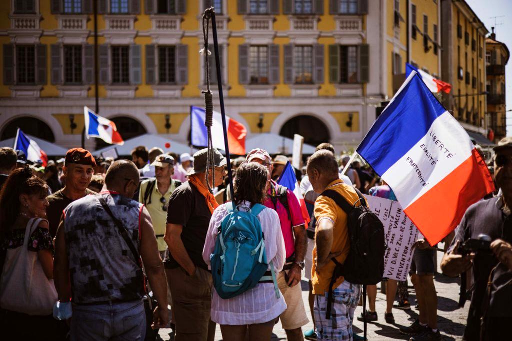 Proteste masive în Franța, 140.000 de oameni în stradă împotriva pașaportului sanitar. Ce le-au făcut clienților de la terase
