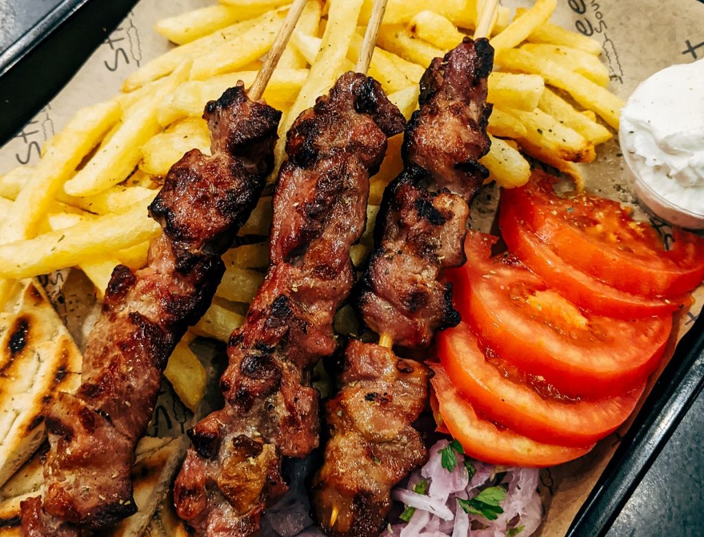 Reţetă originală de souvlaki de pui. Aşa îl faci ca la restaurant