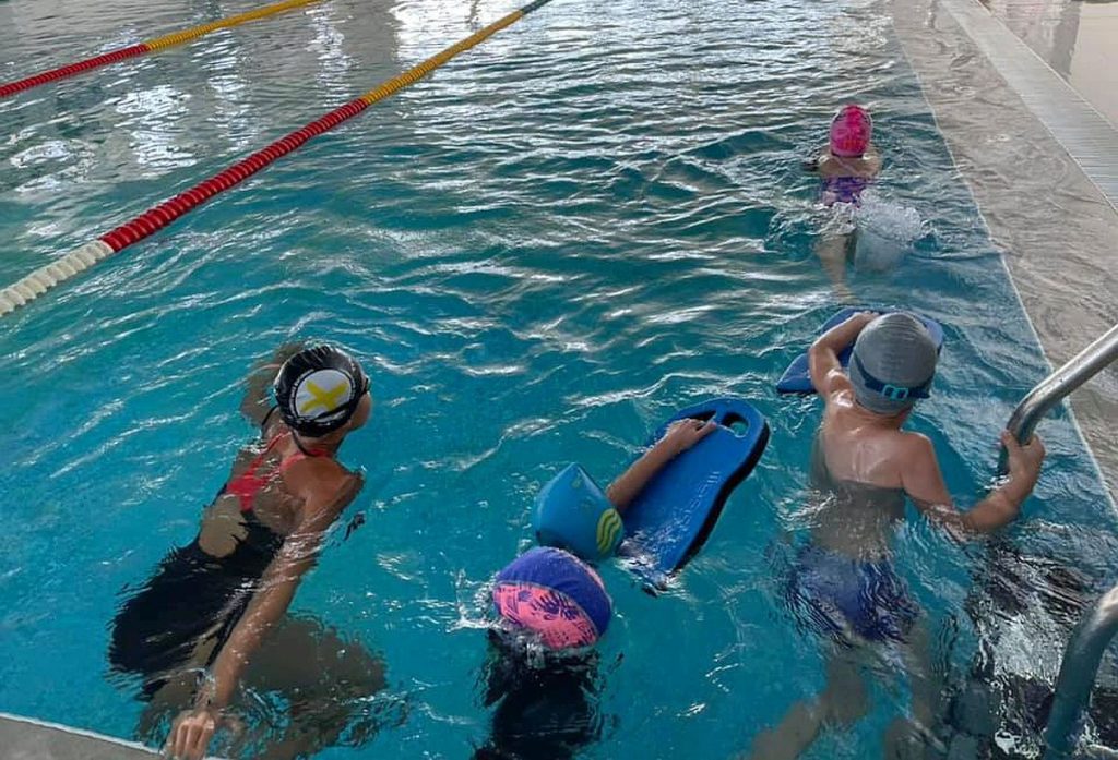 18 copii au ajuns la spital după ce au făcut baie în bazinul Rapid. ”Diagnosticul e pneumonie toxică”. Felul în care se apără clubul