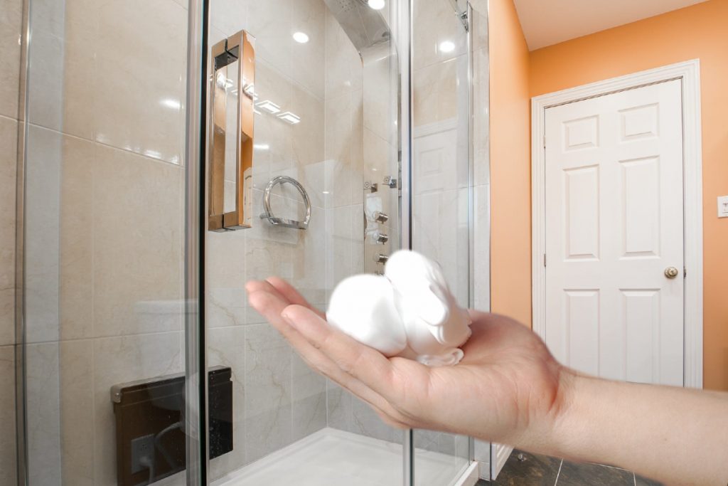 A pus spumă de ras în cabina de duş. Rezultatul e unul cu totul neaşteptat