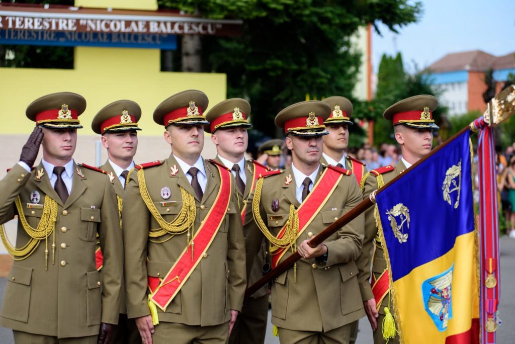 S-a dat startul cursurilor la Academia Forţelor Terestre „Nicolae Bălcescu” din Sibiu. 1.600 de studenţi au participat la ceremonia de deschidere a noului an universitar