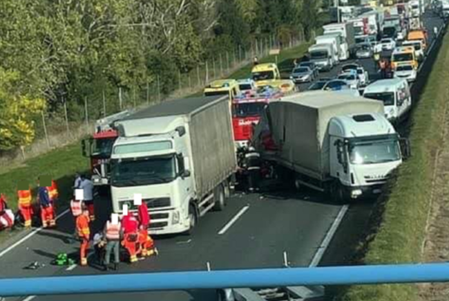 Accident cumplit în Ungaria. Un microbuz românesc a intrat în plin într-un camion. Cinci persoane au murit