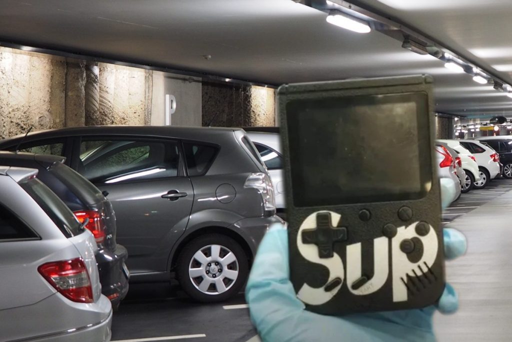 Anunţă imediat poliţia dacă vezi pe cineva care are aşa ceva în mână lângă maşina ta. E periculos