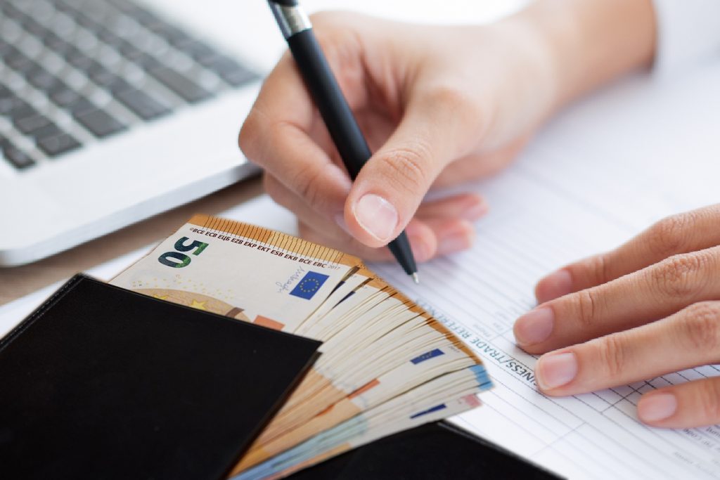Care sunt cele mai căutate meserii în pandemie. La cât ajunge salariul unui curier, suma este atractivă