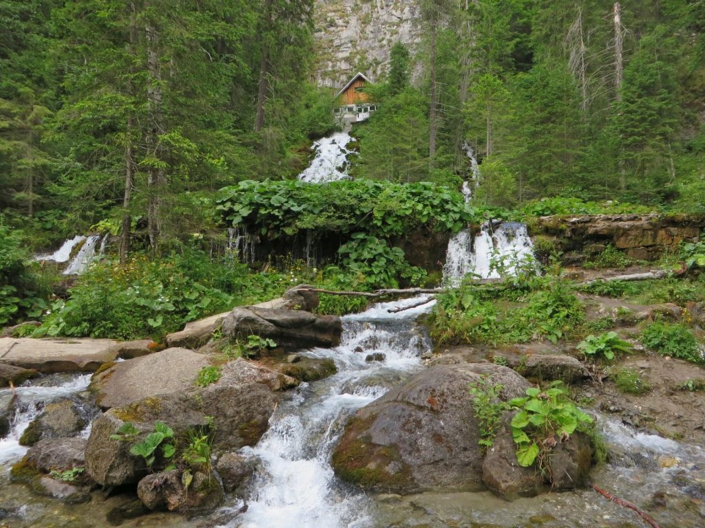 Cascada 7 Izvoare, unul dintre locurile preferate ale lui Nicolae Ceaușescu. Ce credea Tovarăşul că se întâmpla acolo