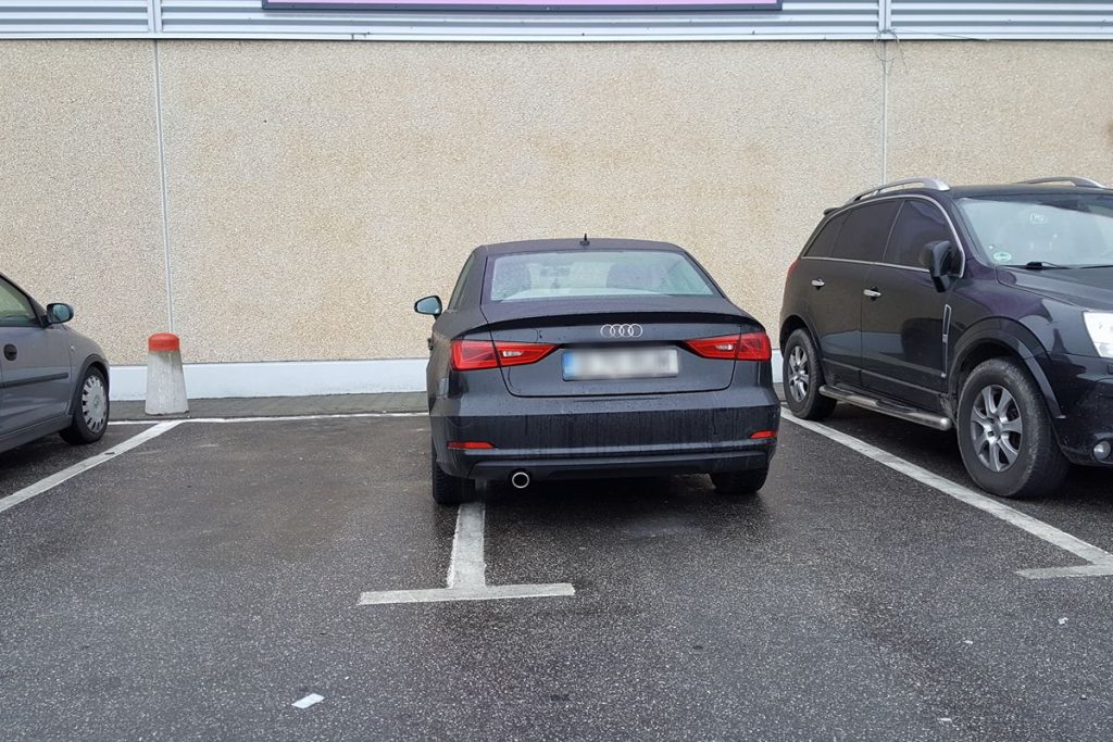 Ce a pățit un șofer român care și-a parcat mașina prost. A încremenit în momentul în care și-a văzut autoturismul VIDEO