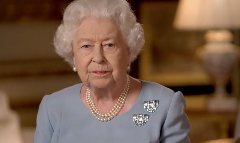 Ce accesoriu valoros poartă Regina Elisabeta a II-a mereu pe mână. Doar trei persoane știu ce scrie pe el