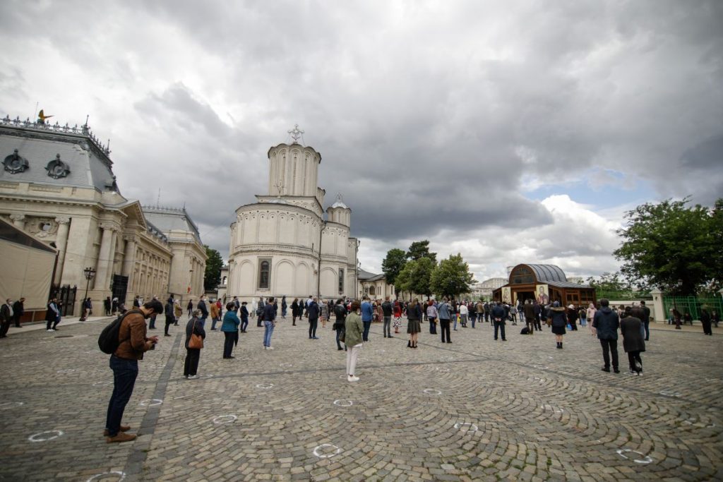 Coadă interminabilă pe Dealul Mitropoliei, unde mii de credincioși au venit să se închine la moaștele Sf. Dimitrie