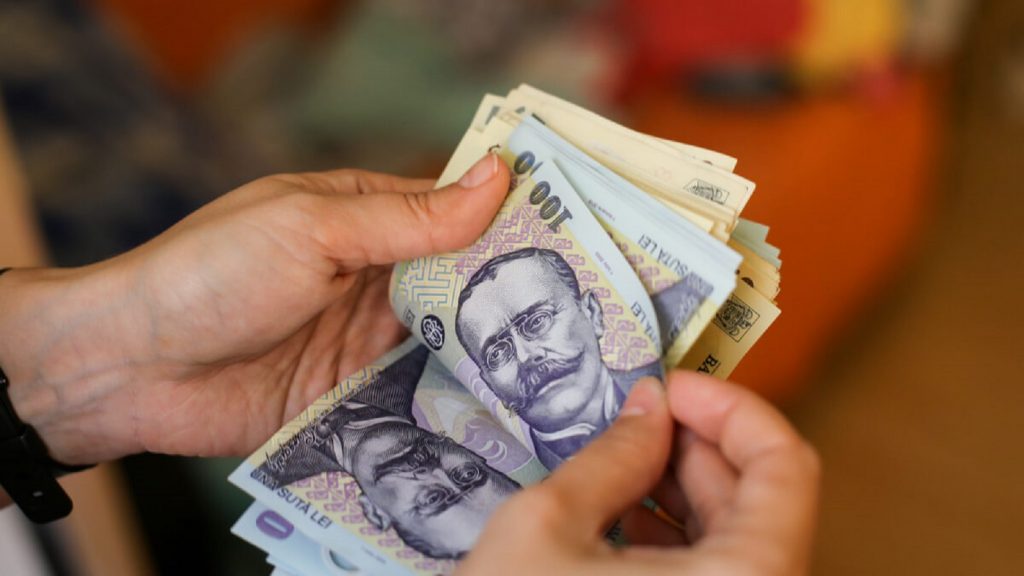Cu ce sumă crește salariul minim în România. Anunțul făcut de autorități