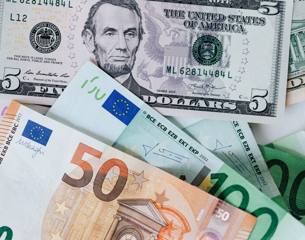 Curs valutar 20 octombrie. Euro și dolarul continuă să fluctueze