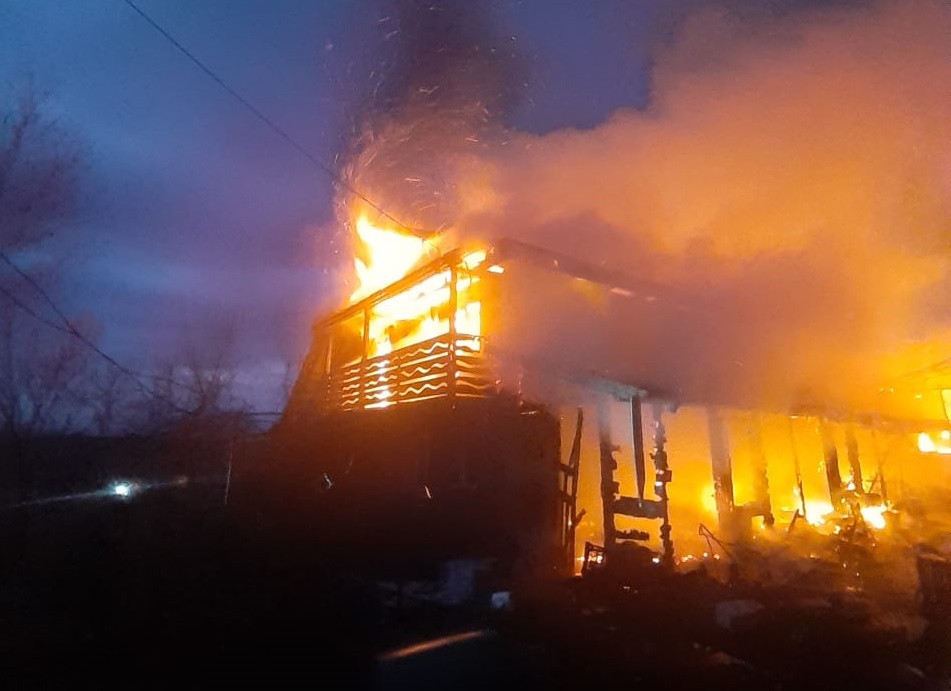 Incendiu într-o comună din Botoșani. Trei locuințe au fost puternic afectate iar proprietarii uneia dintre case au avut nevoie de îngrijiri medicale VIDEO