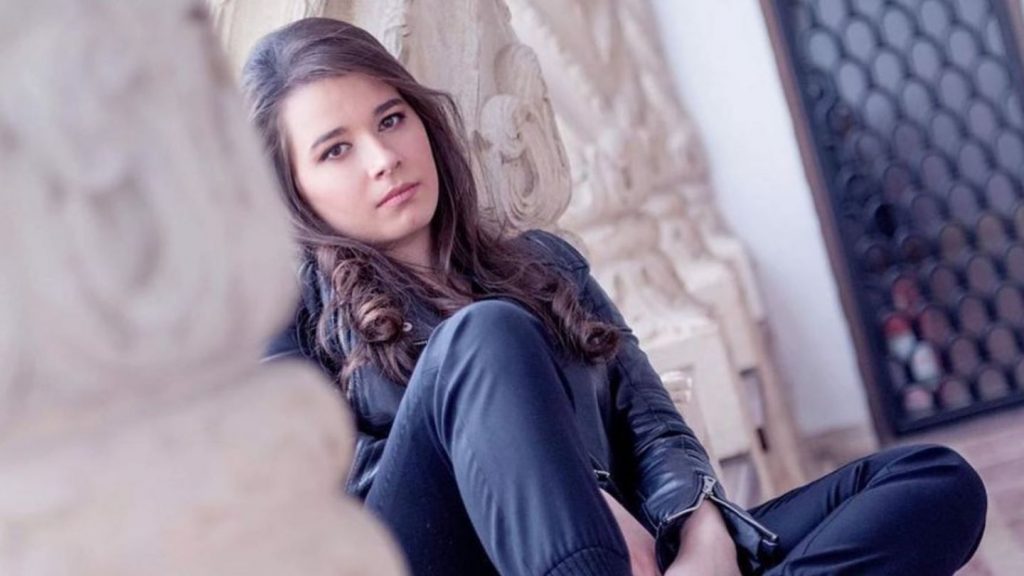 Kira Hagi îşi începe cariera în televiziune. Unde poate fi văzută fata „Regelui”