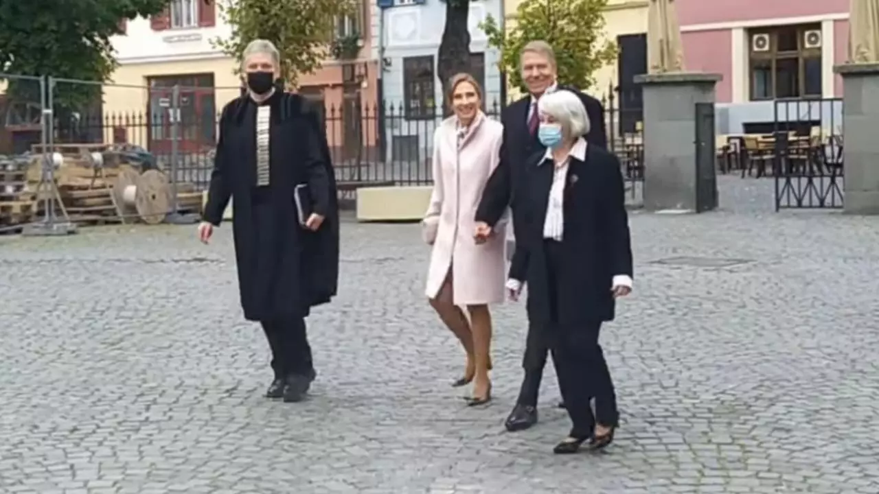 Moment surpriză cu Carmen Iohannis. Cum a apărut prima doamnă alături de președinte la slujbă