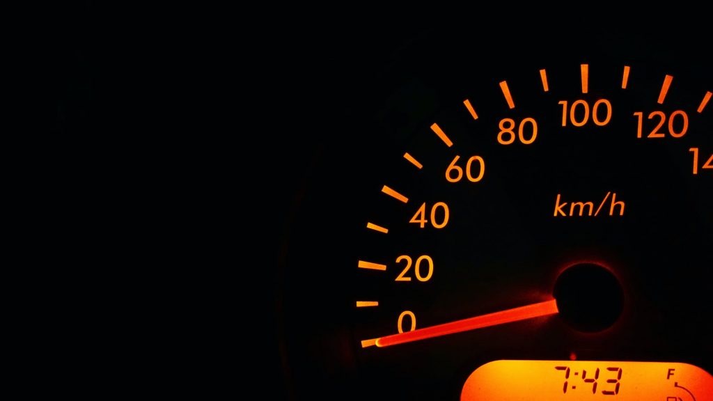 Nouă limită de viteză pe autostrăzi și drumuri expres. Cu cât la oră se va putea circula în România